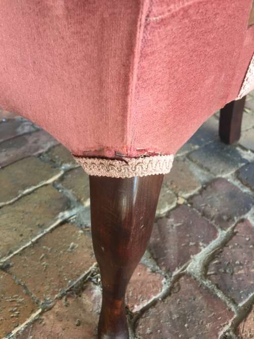 Incredible vintage button back Queen Anne armchair in lovely condition
