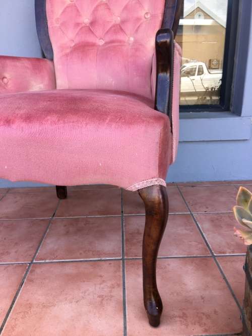 Incredible vintage button back Queen Anne armchair in lovely condition