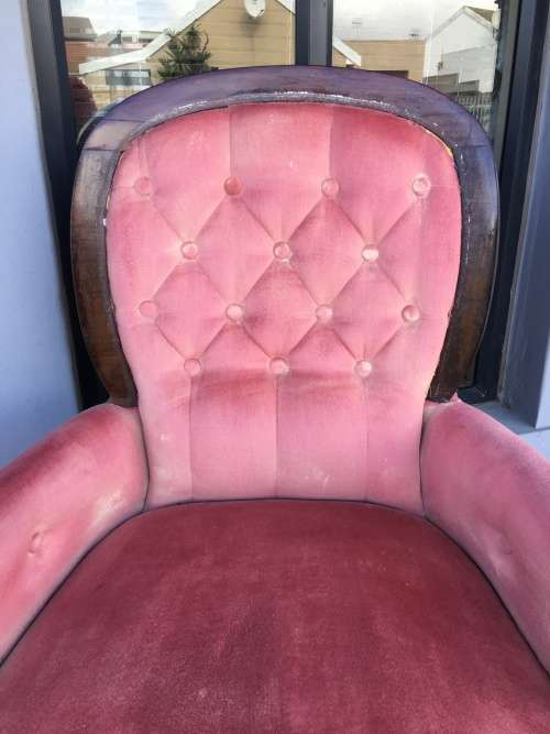 Incredible vintage button back Queen Anne armchair in lovely condition