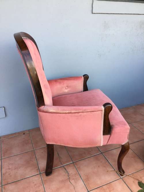 Incredible vintage button back Queen Anne armchair in lovely condition