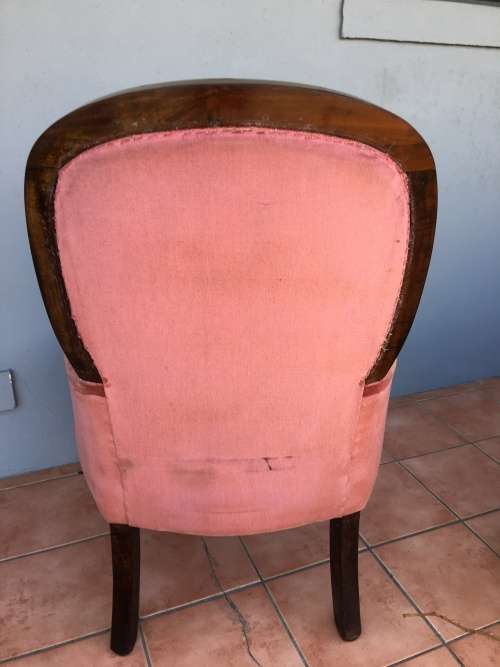 Incredible vintage button back Queen Anne armchair in lovely condition