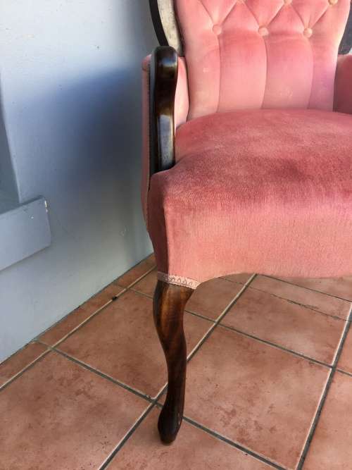 Incredible vintage button back Queen Anne armchair in lovely condition