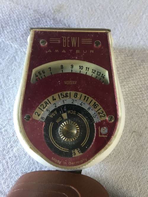 VINTAGE BEWI AMATEUR LIGHT METER IN A LEATHER CASE AND WORKING
