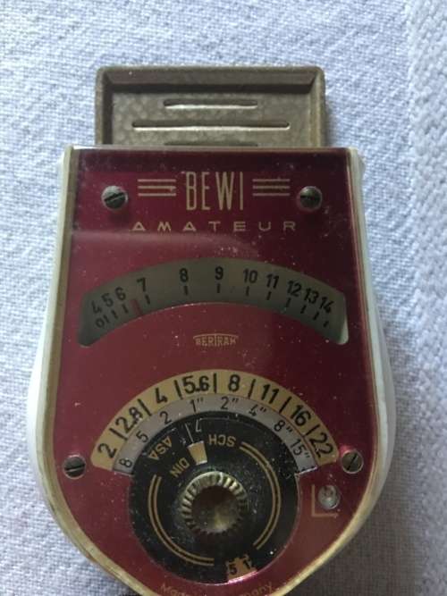VINTAGE BEWI AMATEUR LIGHT METER IN A LEATHER CASE AND WORKING