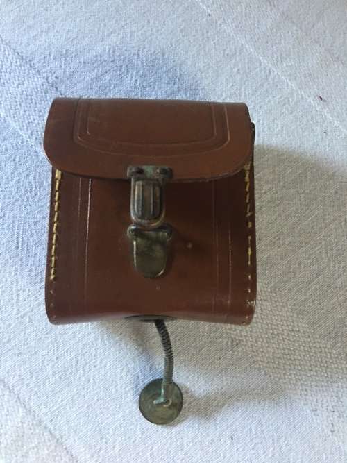 VINTAGE BEWI AMATEUR LIGHT METER IN A LEATHER CASE AND WORKING