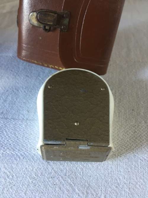 VINTAGE BEWI AMATEUR LIGHT METER IN A LEATHER CASE AND WORKING