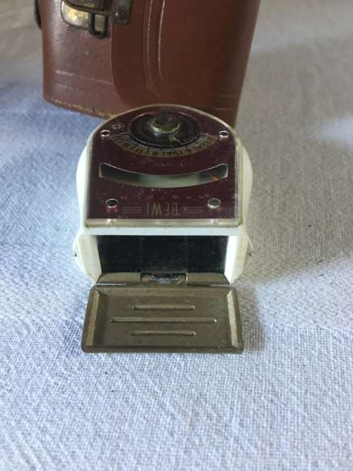 VINTAGE BEWI AMATEUR LIGHT METER IN A LEATHER CASE AND WORKING