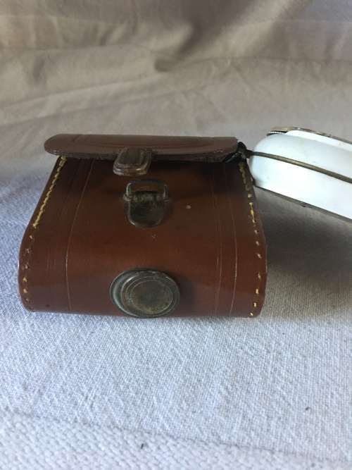 VINTAGE BEWI AMATEUR LIGHT METER IN A LEATHER CASE AND WORKING