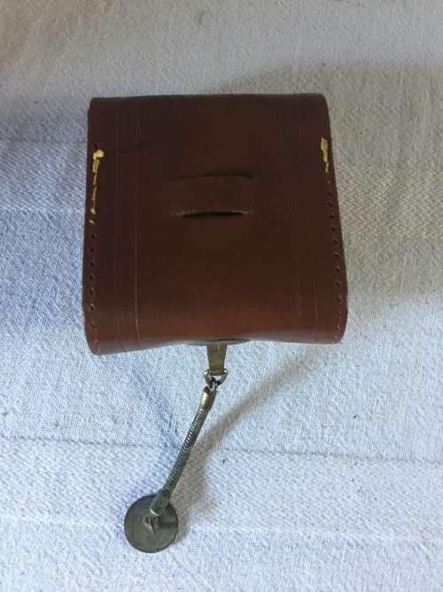 VINTAGE BEWI AMATEUR LIGHT METER IN A LEATHER CASE AND WORKING