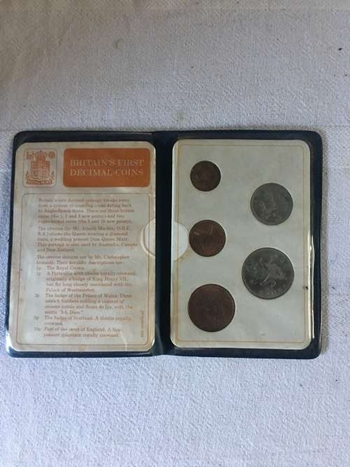 BRITAIN'S FIRST DECIMAL COINS FROM 1977 IN A COMPACT BOOKLET