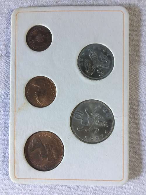 BRITAIN'S FIRST DECIMAL COINS FROM 1977 IN A COMPACT BOOKLET
