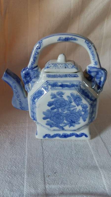 Stunning Oriental ornamental Blue & white Tea Pot and Lid