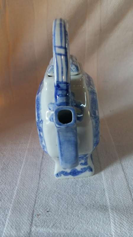 Stunning Oriental ornamental Blue & white Tea Pot and Lid