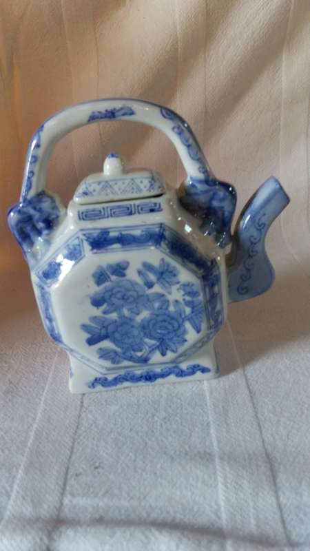 Stunning Oriental ornamental Blue & white Tea Pot and Lid