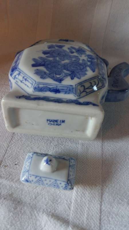 Stunning Oriental ornamental Blue & white Tea Pot and Lid