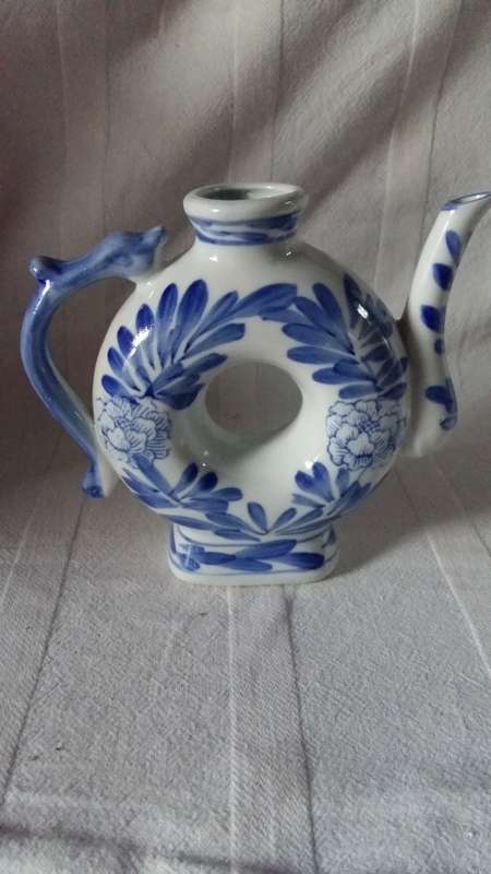 Stunning Oriental ornamental Round Blue & white Tea Pot