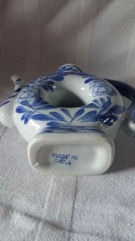 Stunning Oriental ornamental Round Blue & white Tea Pot