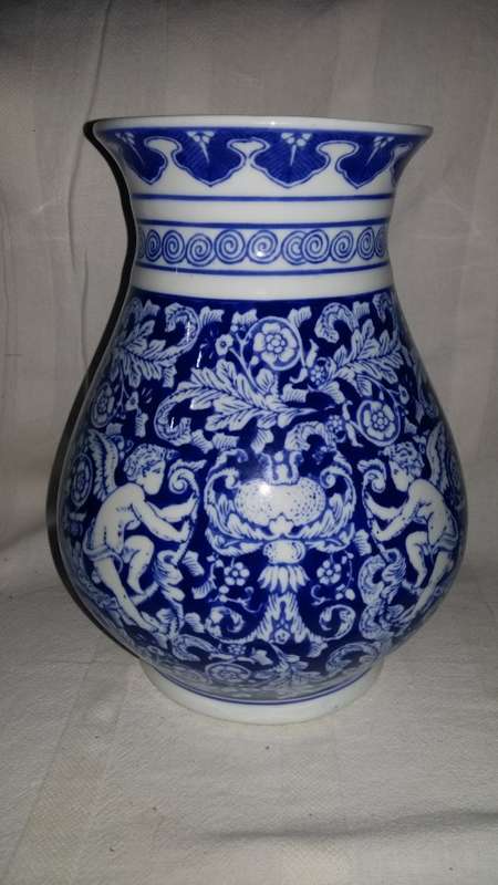 Wow Stunning Oriental Cherub Blue & white vase
