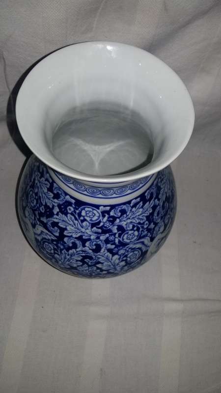 Wow Stunning Oriental Cherub Blue & white vase