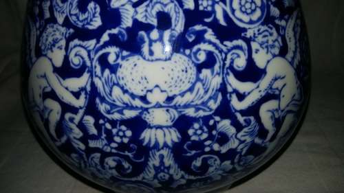 Wow Stunning Oriental Cherub Blue & white vase