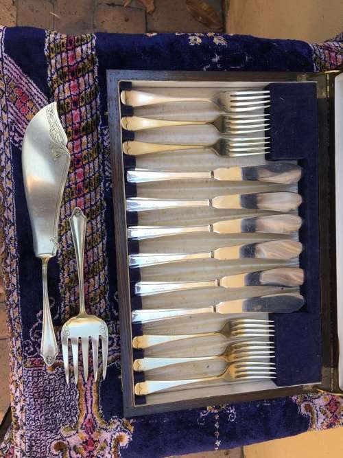 Nickle silver fish eater cutlery set in a mahogany case  - clearly marked