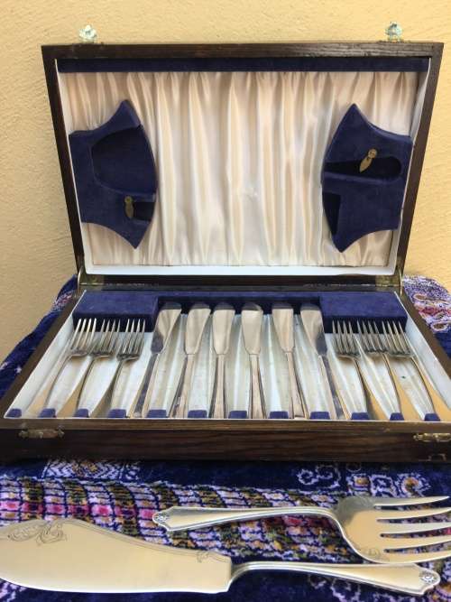 Nickle silver fish eater cutlery set in a mahogany case  - clearly marked