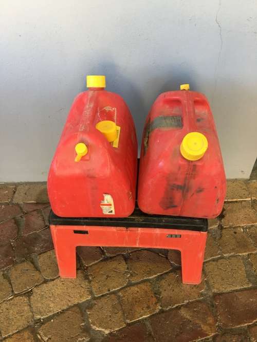 TWO 10 LT PLASTIC FUEL CONTAINERS AND A TOOL SEAT