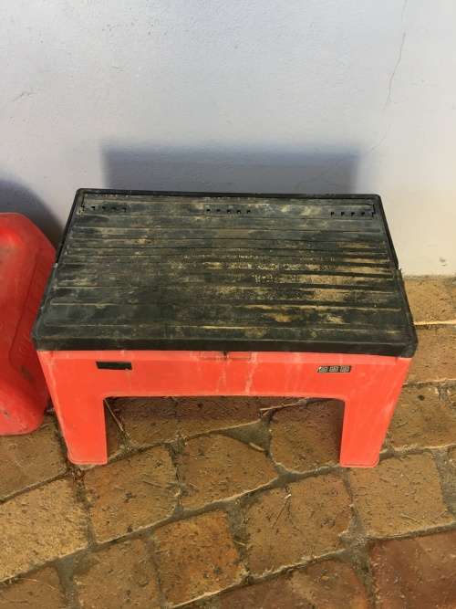 TWO 10 LT PLASTIC FUEL CONTAINERS AND A TOOL SEAT
