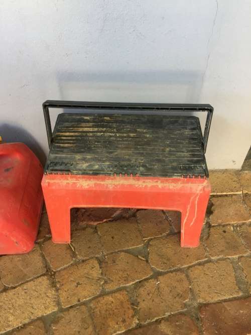 TWO 10 LT PLASTIC FUEL CONTAINERS AND A TOOL SEAT