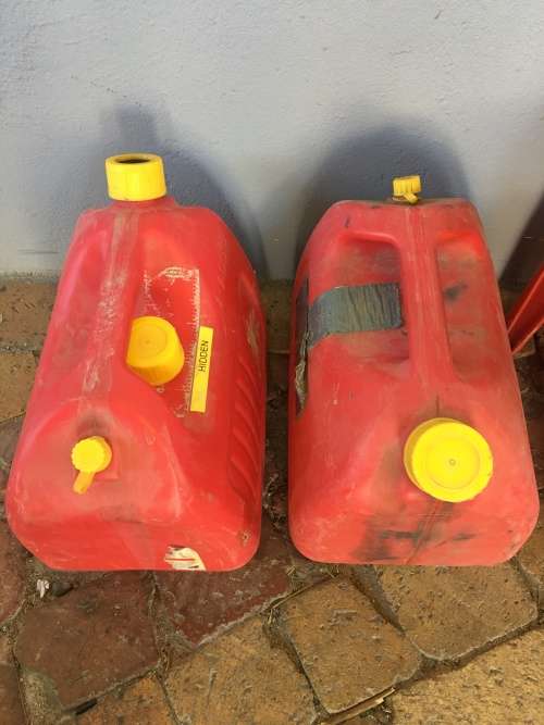 TWO 10 LT PLASTIC FUEL CONTAINERS AND A TOOL SEAT