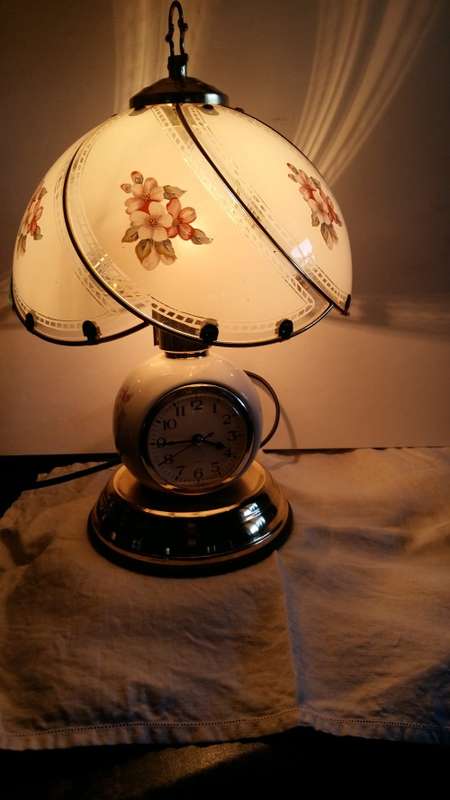 Wow,Vintage Touch Lamp Quartz Clock Lamp With Painted Panel Glass Lamp Shade