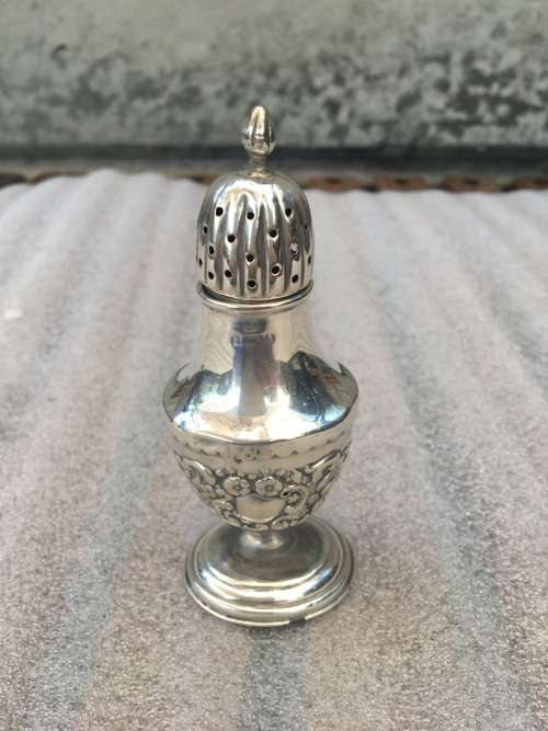STUNNING VICTORIAN STERLING SILVER CASTOR clearly marked   32.33g