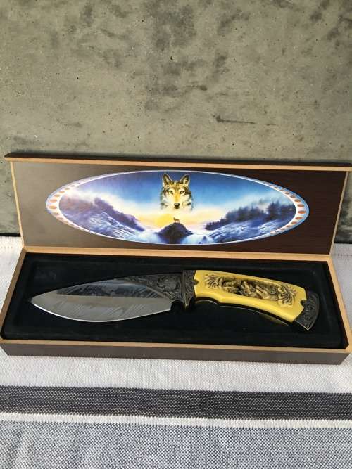 STUNNING HOWLING WOLF CLLECTABLE BOWIE KNIFE IN A DISPLAY BOX