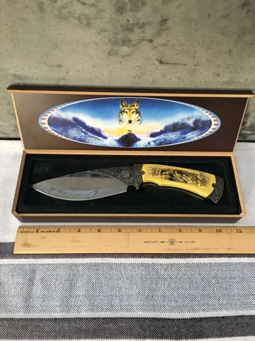 STUNNING HOWLING WOLF CLLECTABLE BOWIE KNIFE IN A DISPLAY BOX