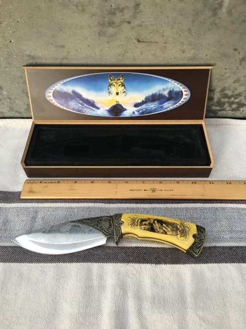 STUNNING HOWLING WOLF CLLECTABLE BOWIE KNIFE IN A DISPLAY BOX