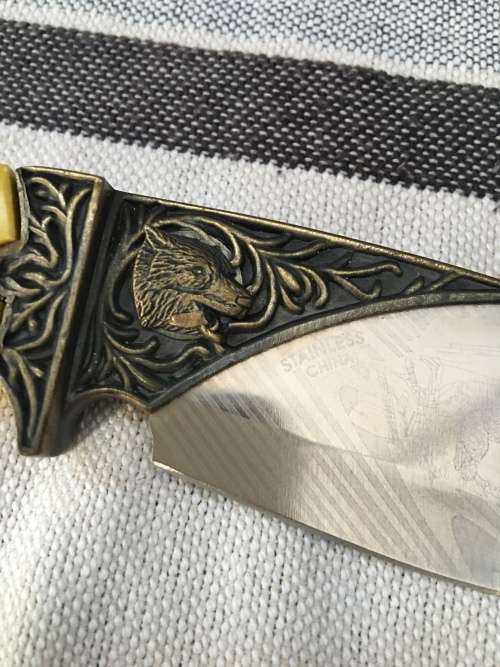 STUNNING HOWLING WOLF CLLECTABLE BOWIE KNIFE IN A DISPLAY BOX