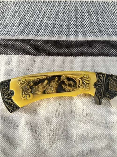 STUNNING HOWLING WOLF CLLECTABLE BOWIE KNIFE IN A DISPLAY BOX