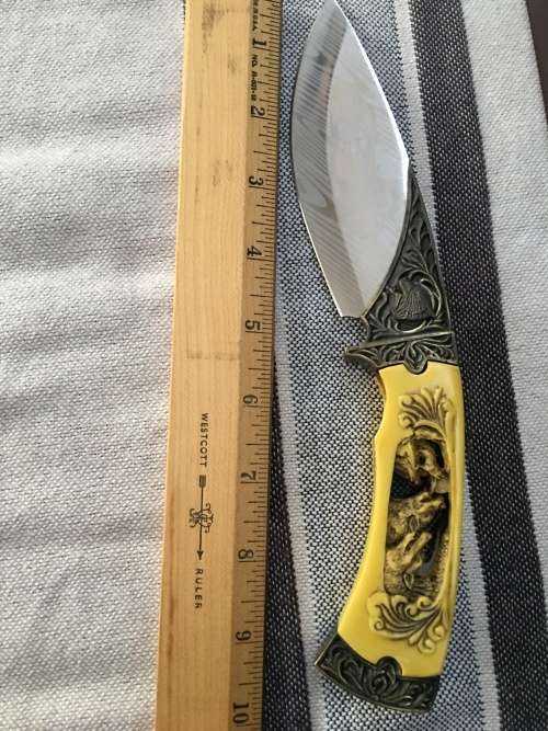 STUNNING HOWLING WOLF CLLECTABLE BOWIE KNIFE IN A DISPLAY BOX