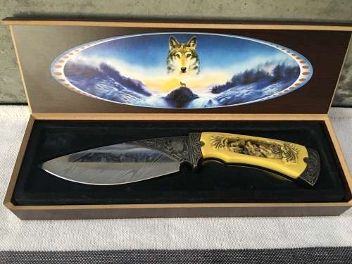 STUNNING HOWLING WOLF CLLECTABLE BOWIE KNIFE IN A DISPLAY BOX
