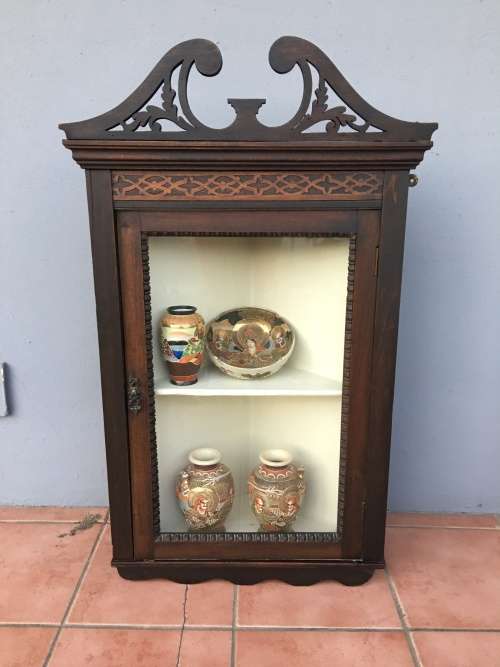 WOW !!!! A BEAUTIFUL ANTIQUE MAHOGANY WALL MOUNTED CORNER DISPLAY CABINET