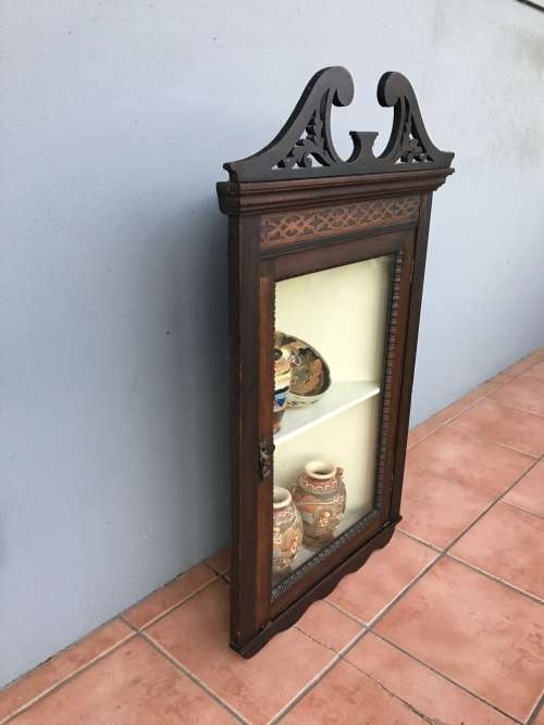 WOW !!!! A BEAUTIFUL ANTIQUE MAHOGANY WALL MOUNTED CORNER DISPLAY CABINET