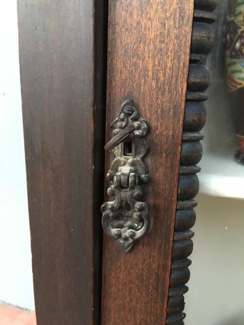 WOW !!!! A BEAUTIFUL ANTIQUE MAHOGANY WALL MOUNTED CORNER DISPLAY CABINET