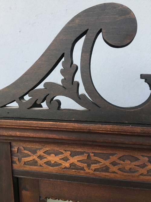 WOW !!!! A BEAUTIFUL ANTIQUE MAHOGANY WALL MOUNTED CORNER DISPLAY CABINET