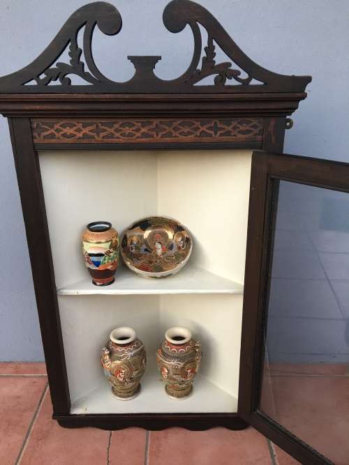 WOW !!!! A BEAUTIFUL ANTIQUE MAHOGANY WALL MOUNTED CORNER DISPLAY CABINET
