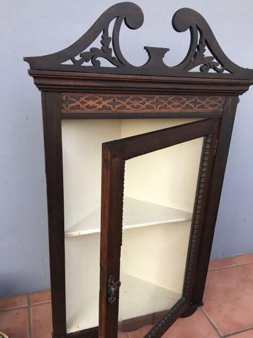 WOW !!!! A BEAUTIFUL ANTIQUE MAHOGANY WALL MOUNTED CORNER DISPLAY CABINET