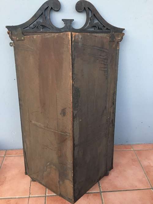 WOW !!!! A BEAUTIFUL ANTIQUE MAHOGANY WALL MOUNTED CORNER DISPLAY CABINET