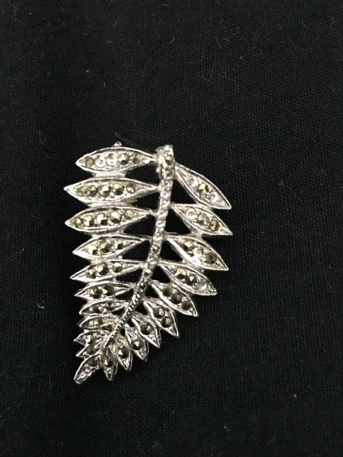 WOW !!!!  VINTAGE BROOCH costume jewelry