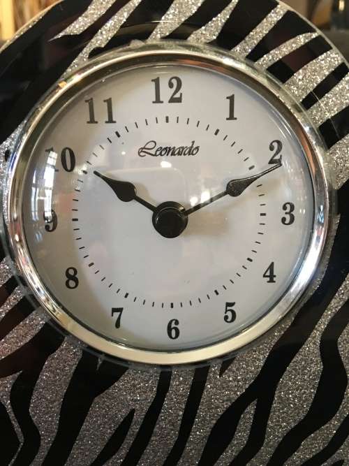 WOW !! STUNNING ZEBRA STYLED MIRROR FRONTED BATTERY OPERATED BEDSIDE CLOCK