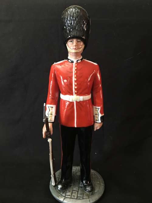 WOW !!! RARE ROYAL DOULTON "THE GUARDSMAN" FIGURINE HN2784