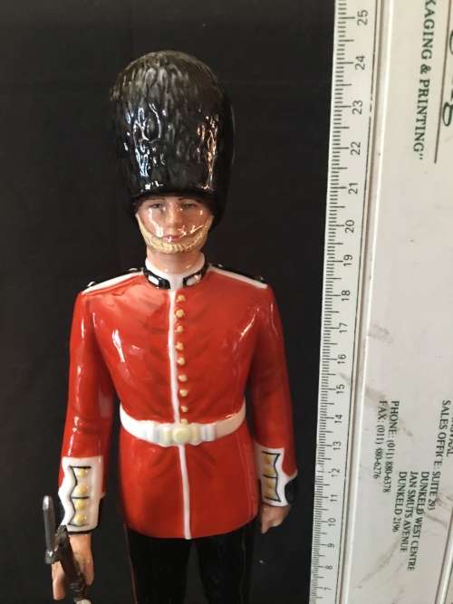 WOW !!! RARE ROYAL DOULTON "THE GUARDSMAN" FIGURINE HN2784